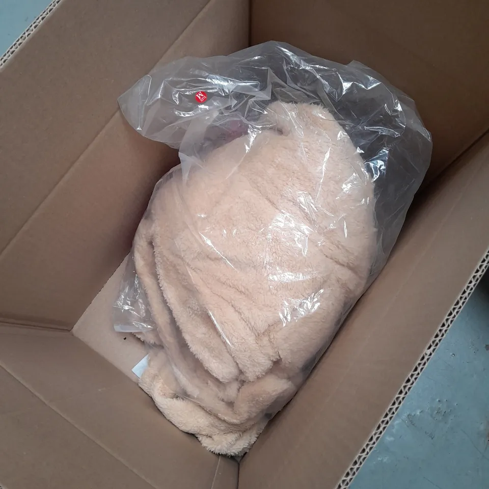 BOX OF APPROX 10 X ASSORTED ITEMS OF CLOTHING TO CONTAIN; HAT, BIKING GEAR, SHIRT ETC 