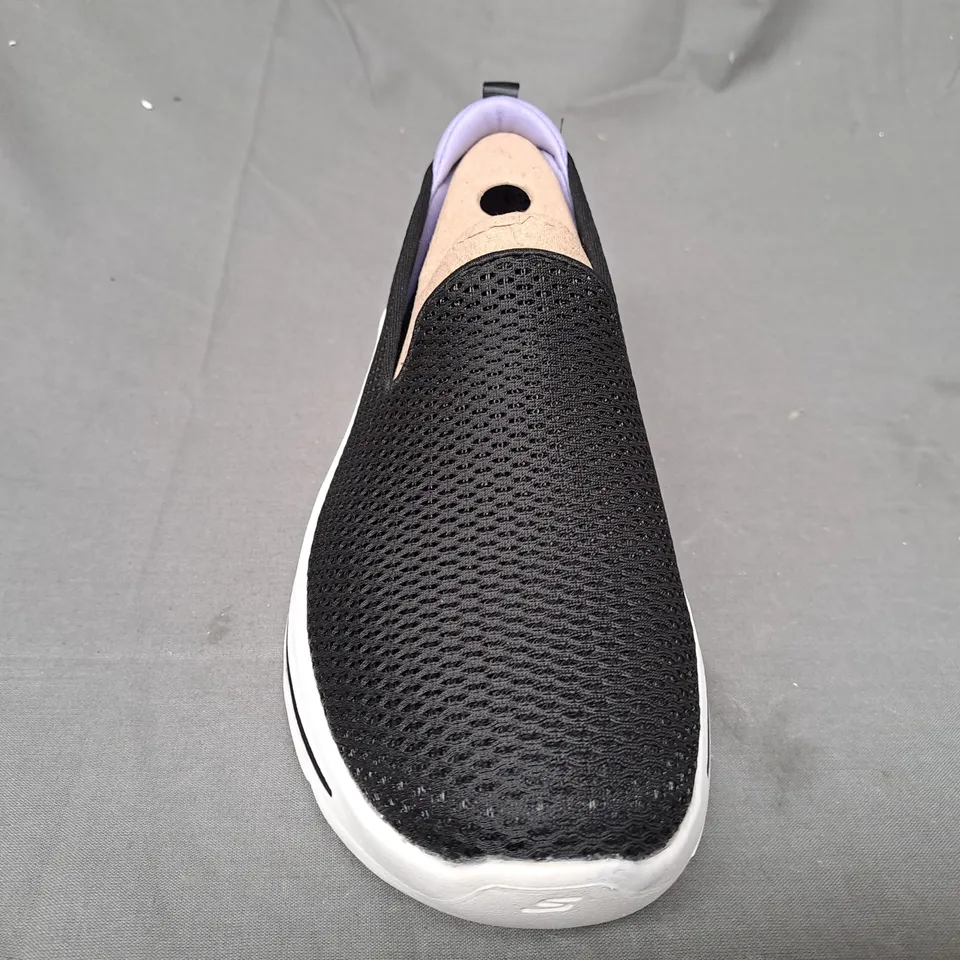 BOXED PAIR OF SKETCHERS GO WALK ARCH FIT IN BLACK - SIZE 5