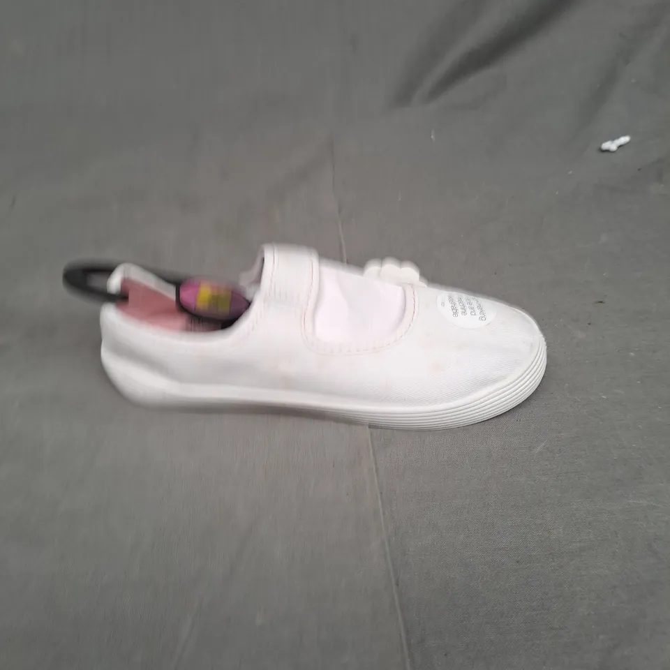 BOXED LOT OF APPROX 40 PAIRS OF CHILDREN'S WHITE PUMPS WITH FLOWER DETAIL. VARIOUS SIZES