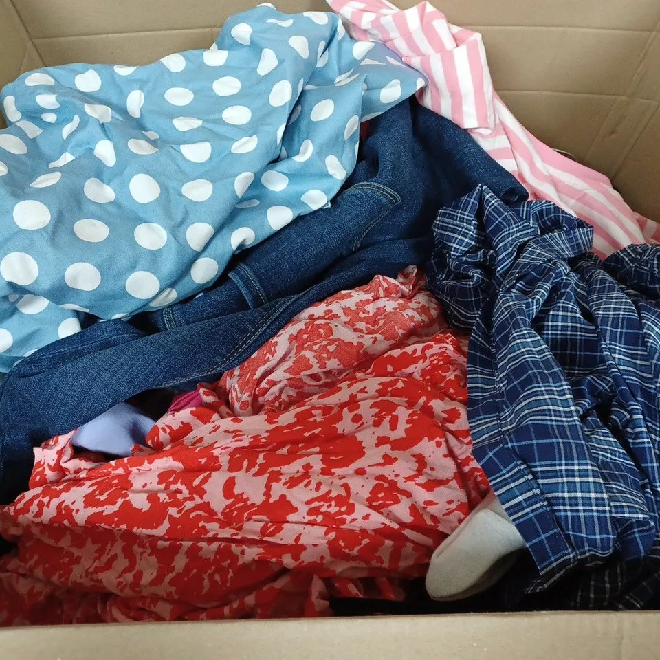 BOX OF APPROXIMATELY 25 ASSORTED ITEMS OF CLOTHING TO INCLUDE MAZEYS, LYCRA, COOFANDY, ETC