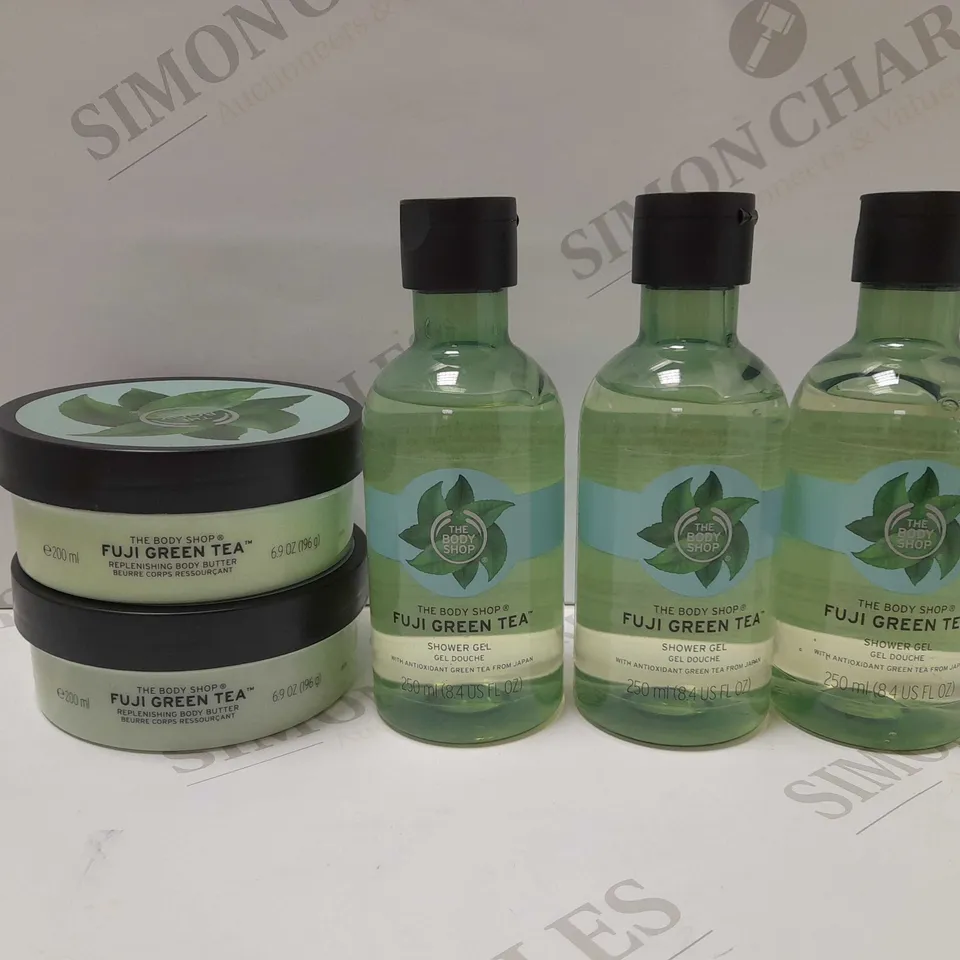 LOT OF 5 ASSORTED THE BODY SHOP FUJI GREEN TEA PRODUCTS TO INCLUDE 3 X 250ML SHOWER GEL & 2 X 200ML REPLENISHING BODY BUTTER 