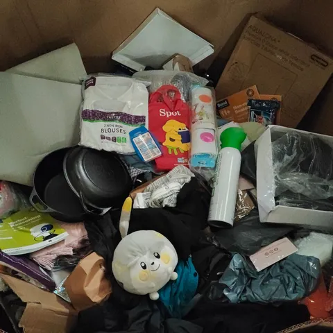 PALLET OF ASSORTED HOUSEHOLD AND CLOTHING ITEMS TO INCLUDE LODGE CAST IRON PO, TOILET SEAT, LUGGAGE CASE AND TV MOUNT
