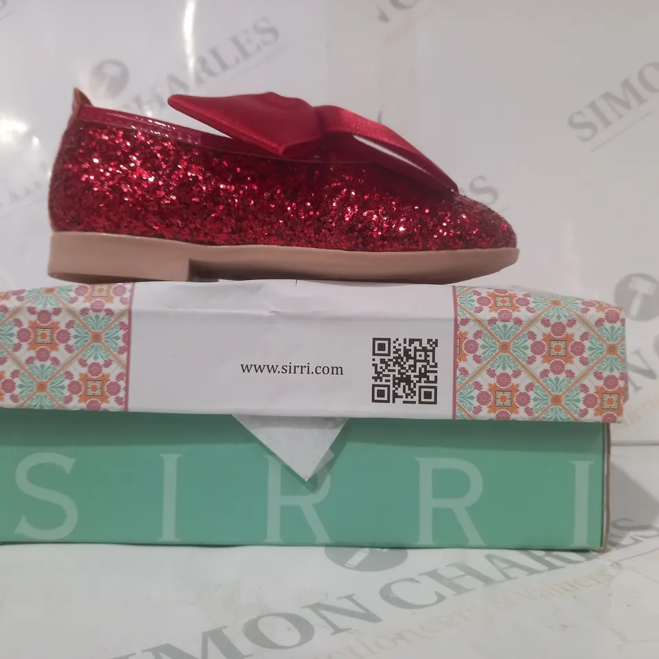 BOXED PAIR OF SIRRI INFANT SHOES IN RED W. GLITTER EFFECT AND BOW DETAIL UK SIZE 7