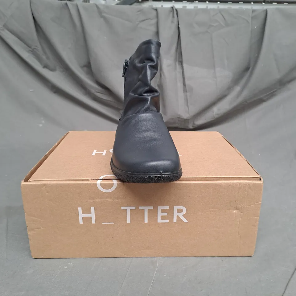 BOXED PAIR OF HOTTER WHISPER BOOTS IN NAVY SIZE 7
