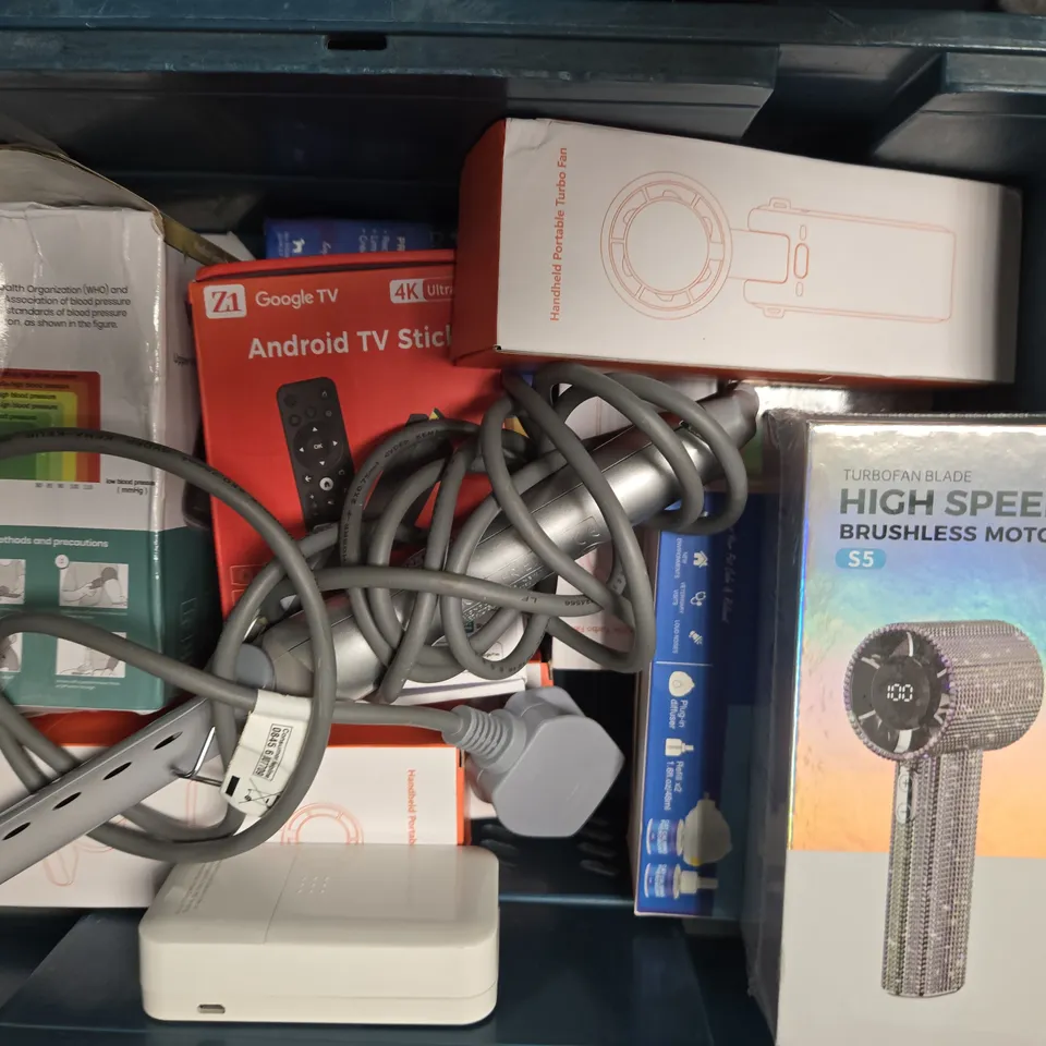 APPROXIMATELY 12 ASSORTED ELECTRICAL ITEMS TO INCLUDE ANDROID TV STICK, TURBOFAN, HAIR CURLER, ETC
