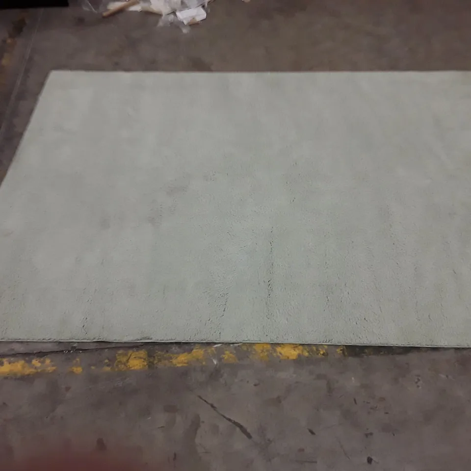 QUALITY DESIGNER AREA RUG // APPROX SIZE: 200 x 290cm