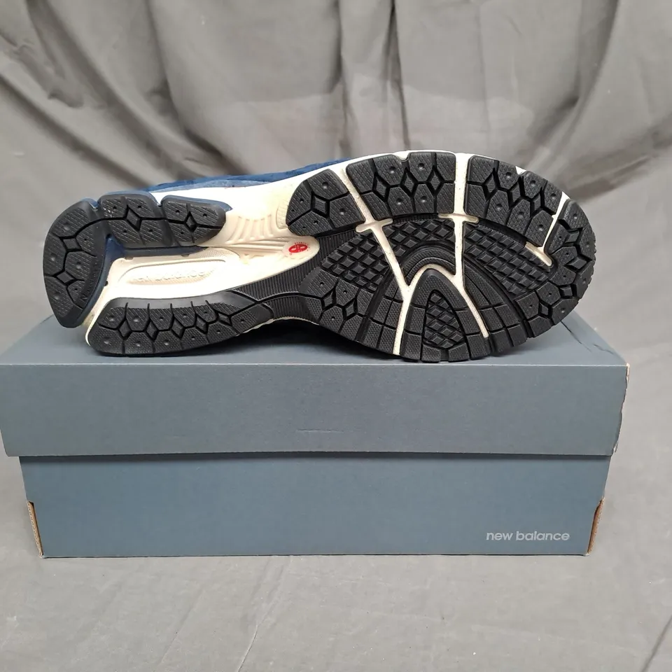 BOXED PAIR OF NEW BALANCE GORE-TEX TRAINERS IN NAVY SUEDE SIZE 8
