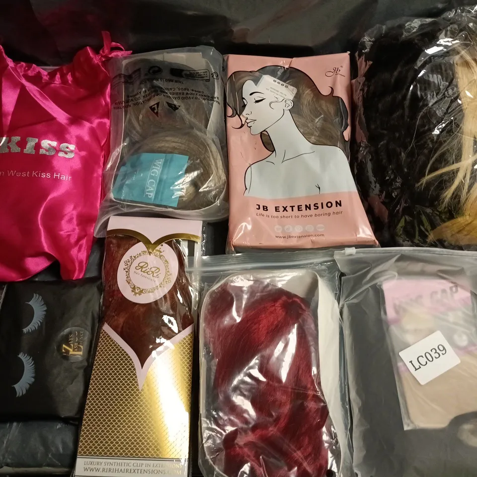 LOT OF APPROXIMATELY 20 ASSORTED WIGS AND HAIR PIECES IN VARIOUS STYLES AND COLOURS