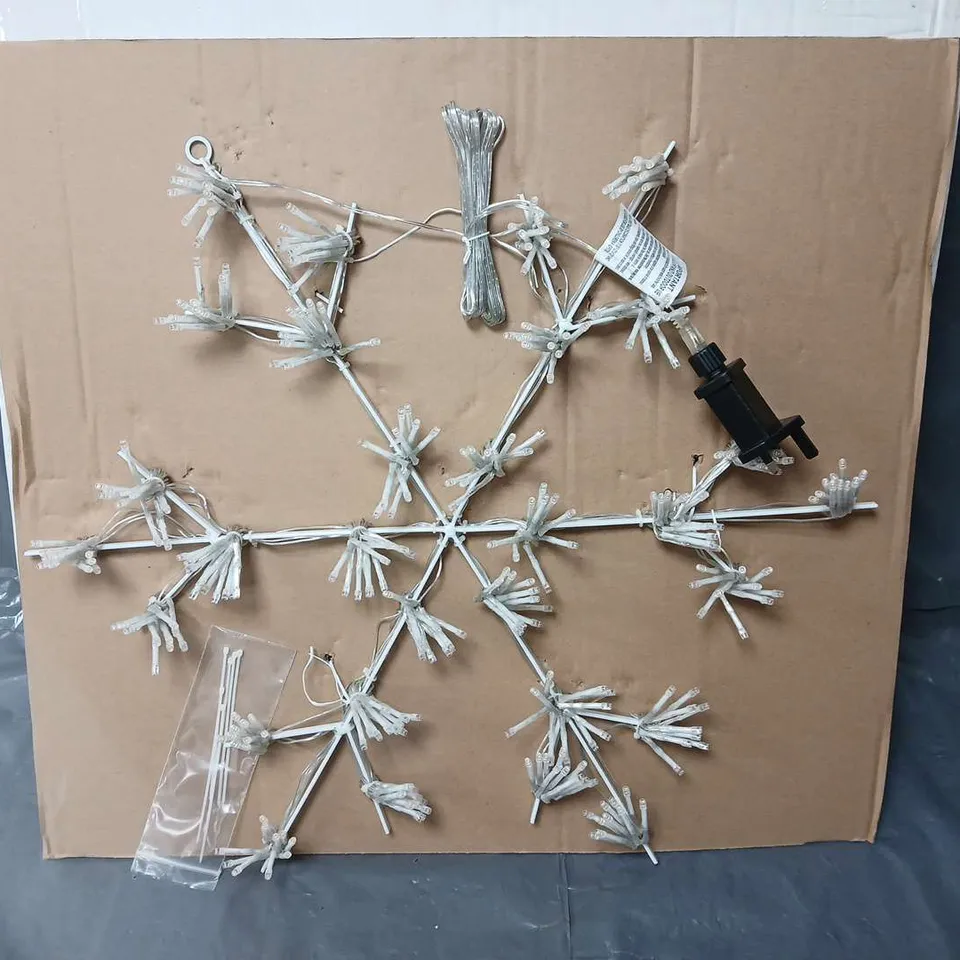 SNOWFLAKE LIGHT OUTDOOR CHRISTMAS DECORATION