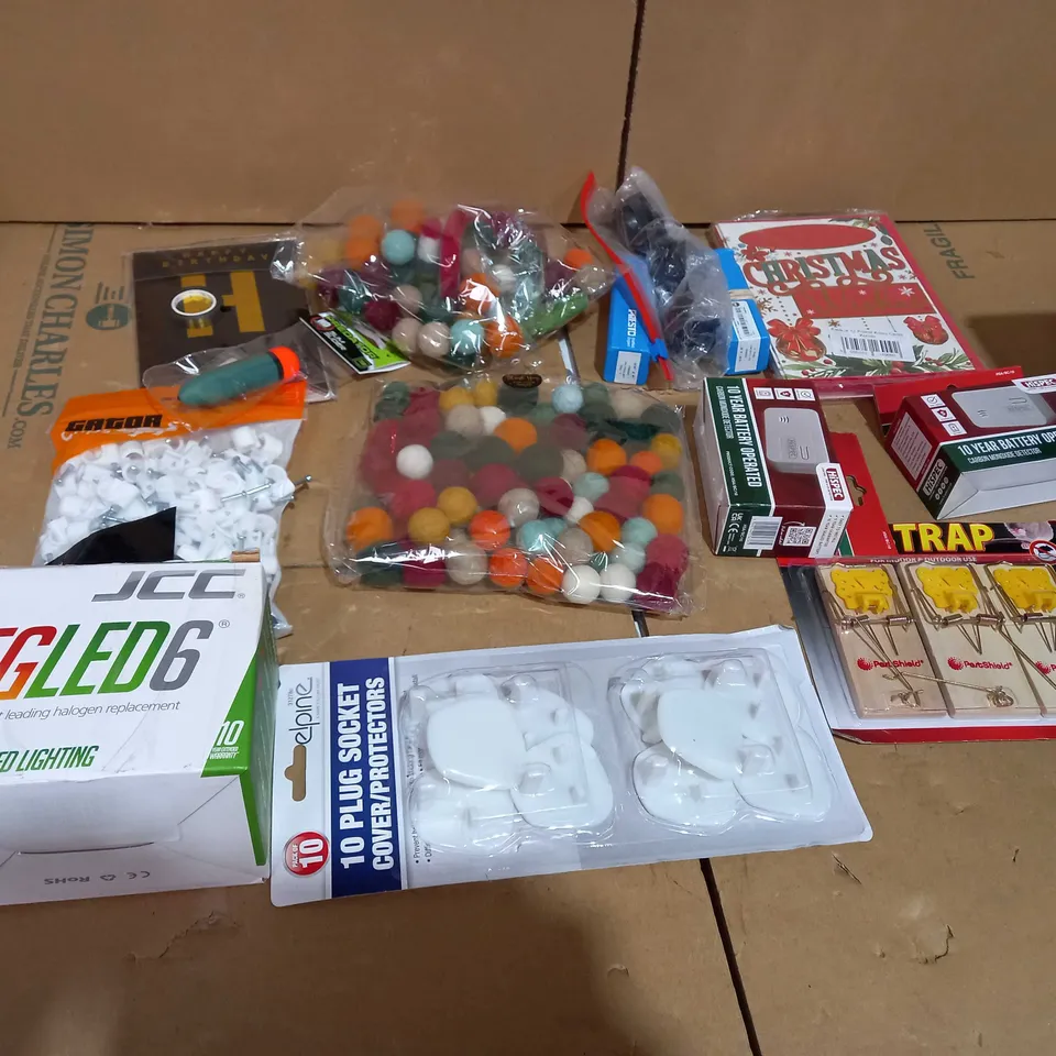 TOTE OF APPROXIMATELY 26 ASSORTED ITEMS TO INCLUDE A MOUSETRAP SET, A SLIM SLIDER, CARBON MONOXIDE DETECTOR AND A LED LIGHTING SET