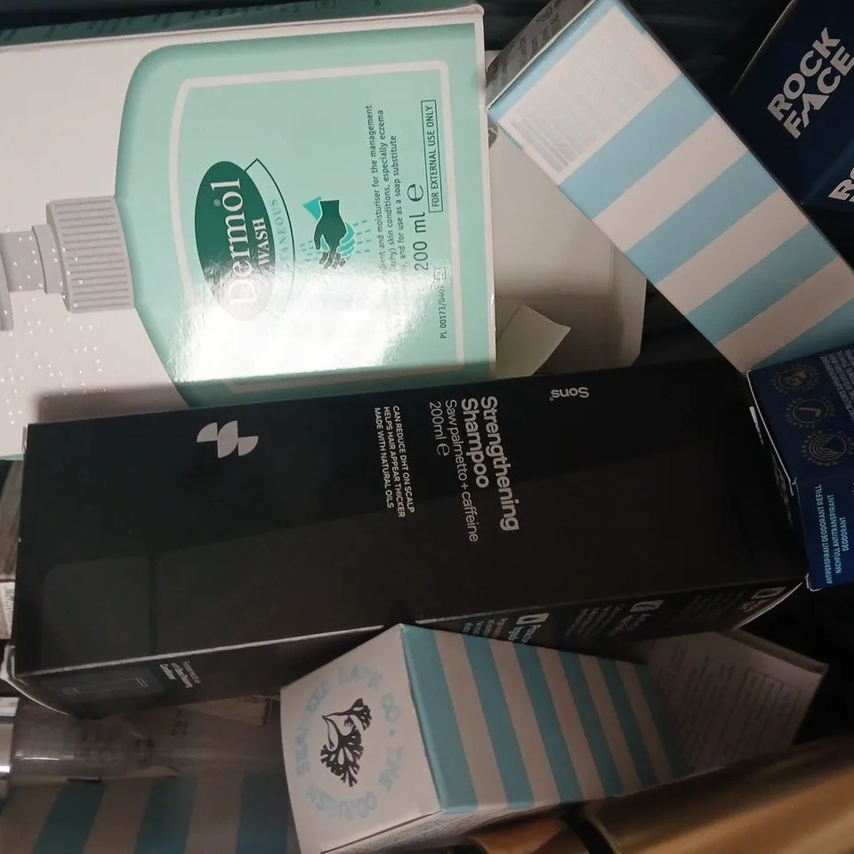 APPROXIMATELY 15 ASSORTED COSMETIC ITEMS INCLUDING VARIOUS MAKES AND BRANDS - COLLECTION ONLY