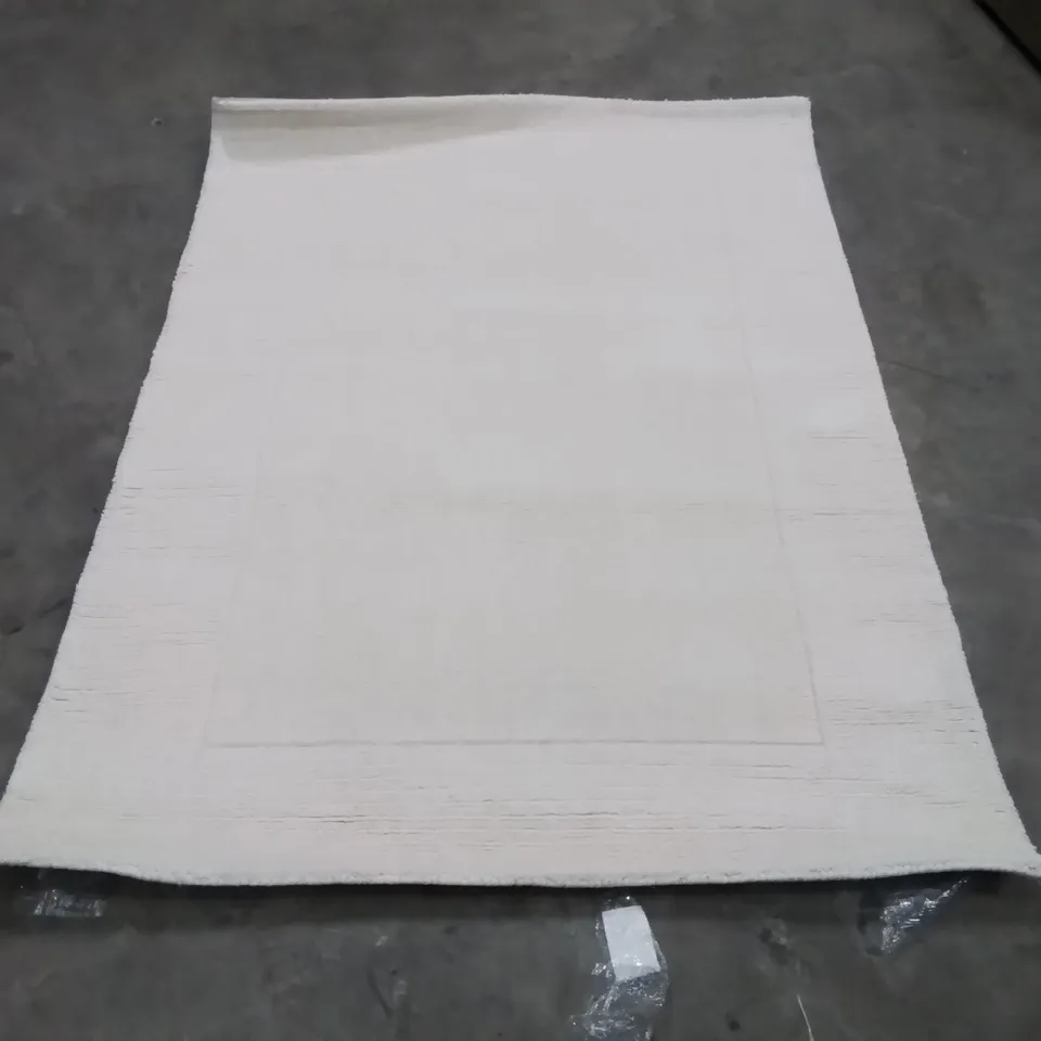 QUALITY DESIGNER AREA RUG - APPROXIMATELY 180X130CM