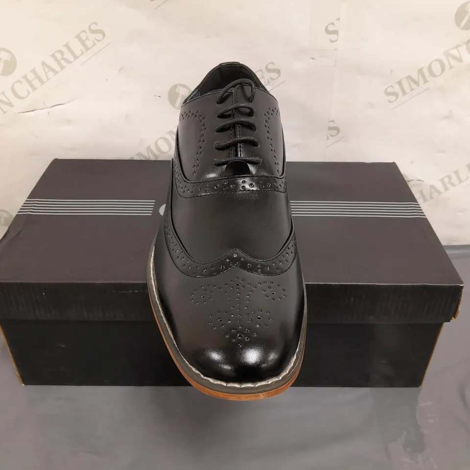 BOXED PAIR OF GOOR LACE UP SHOES IN BLACK SIZE 9