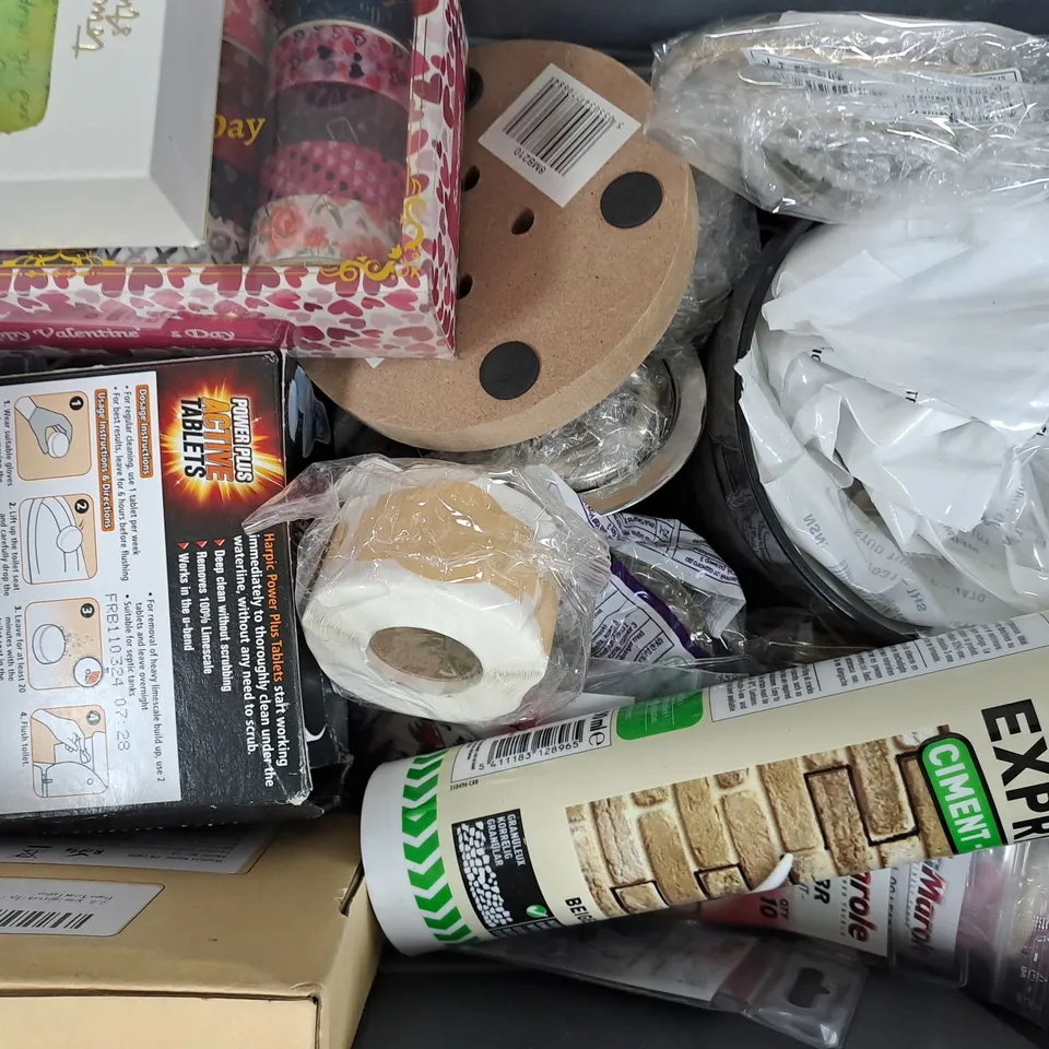 APPROXIMATELY 15 ASSORTED HOUSEHOLD ITEMS TO INCLUDE NINJA THERMOMETER, VALENTINE'S DAY MASKING TAPE, ETC