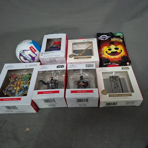 BOX OF ASSORTED TOYS AND GAMES TO INCLUDE LIGHT UP BALLOON, STAR WARS AND MINI BRANDS