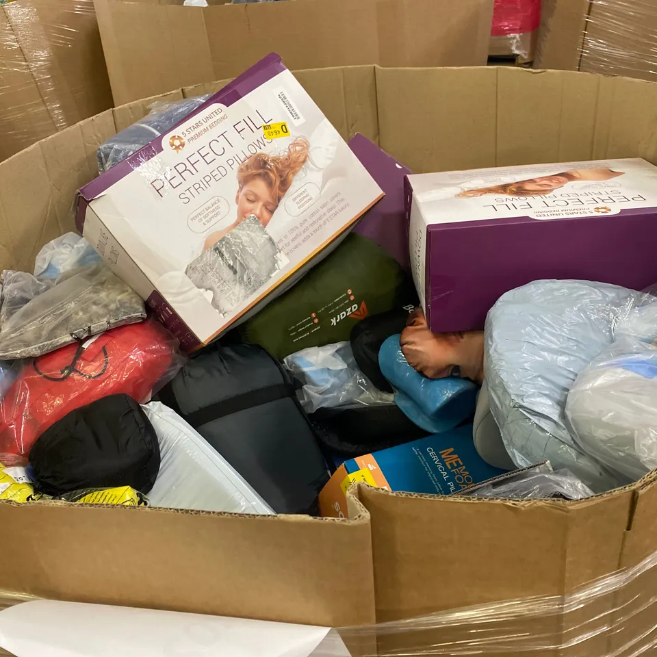 PALLET TO CONTAIN A LARGE ASSORTMENT OF PILLOWS AND CUSHIONS // BRANDS MAY VARY
