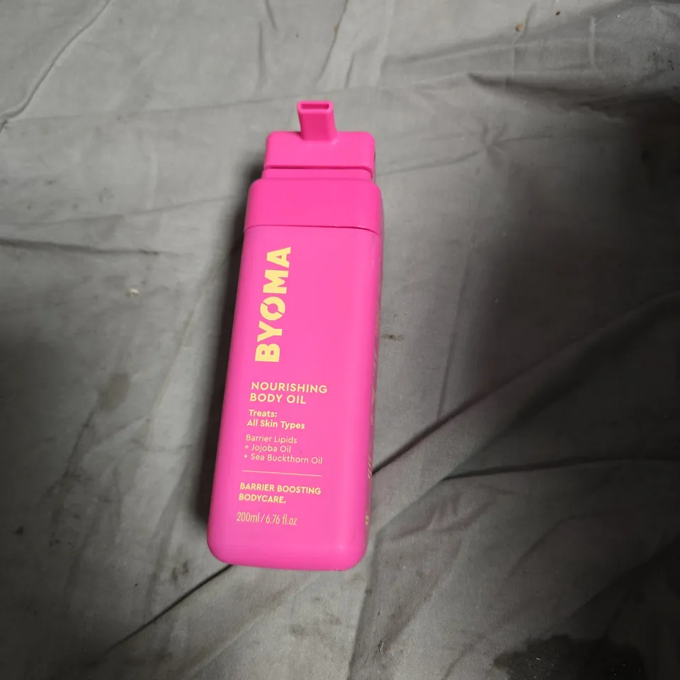 APPROXIMATELY 12 ASSORTED HEALTH AND BEAUTY PRODUCTS INCLUDING FLO EXTRA LONG PADS , ELAVATE HAIRBRUSH AND BYOMA BODY OIL 