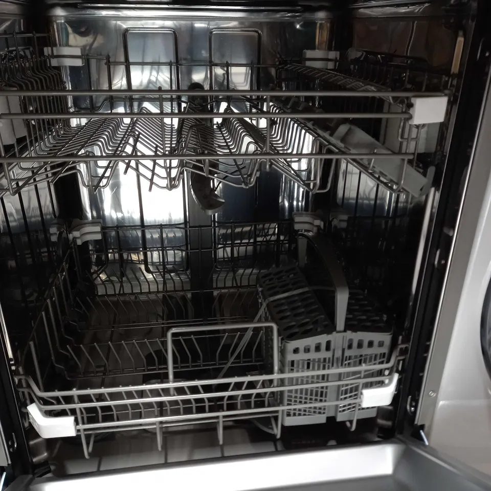 RUSSELL HOBBS STAINLESS STEEL EFFECT FULL SIZE, 60CM WIDE FREESTANDING DISHWASHER
