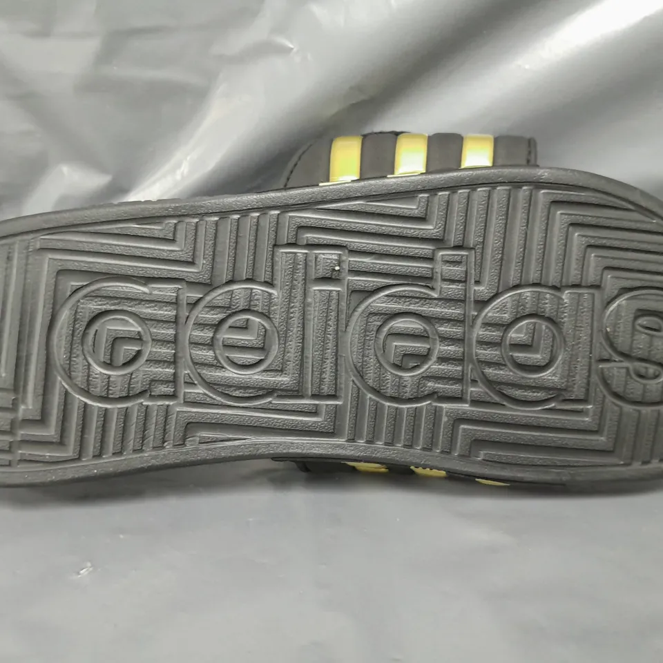 PAIR OF ADIDAS ADISSAGE SLIDERS IN BLACK/GOLD UK SIZE 9