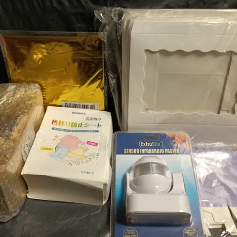 APPROXIMATELY 20 ASSORTED HOUSEHOLD ITEMS TO INCLUDE CULTERY , BANNERS AND EXTRA STAR SENSOR 