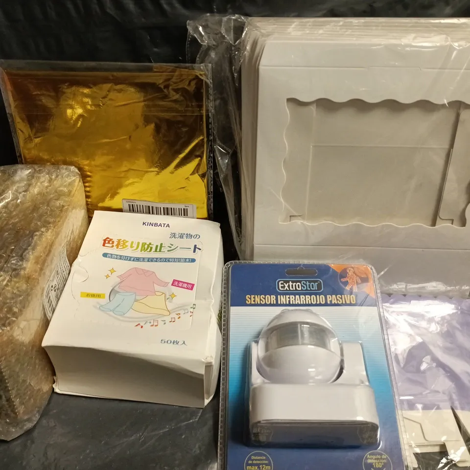 APPROXIMATELY 20 ASSORTED HOUSEHOLD ITEMS TO INCLUDE CULTERY , BANNERS AND EXTRA STAR SENSOR 