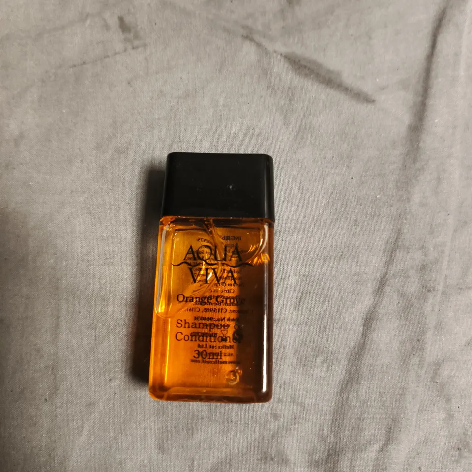 APPROXIMATELY 8 ASSORTED HEALTH & BEAUTY PRODUCTS INCLUDING AQUA ORANGE GROVE , BAYLIS & HARDING OIL