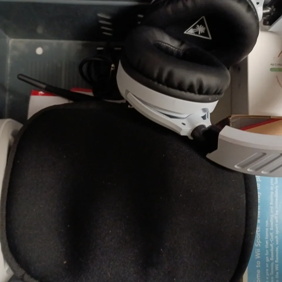 APPROXIMATELY 10 ASSORTED HOUSEHOLD ITEMS TO INCLUDE SOUNDCORE EARPHONES, ETC  COLLECTION ONLY