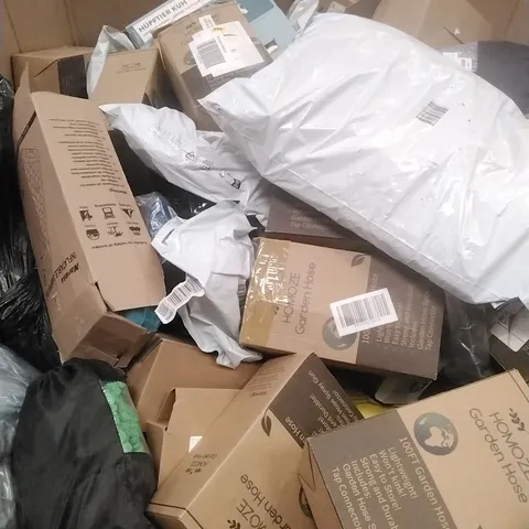 PALLET CONTAINING A LARGE QUANTITY OF GARDEN HOSES