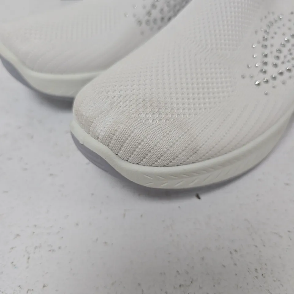 URBAN JACKS NEGRONI WHITE SLIP-ON TRAINERS – UK SIZE 6