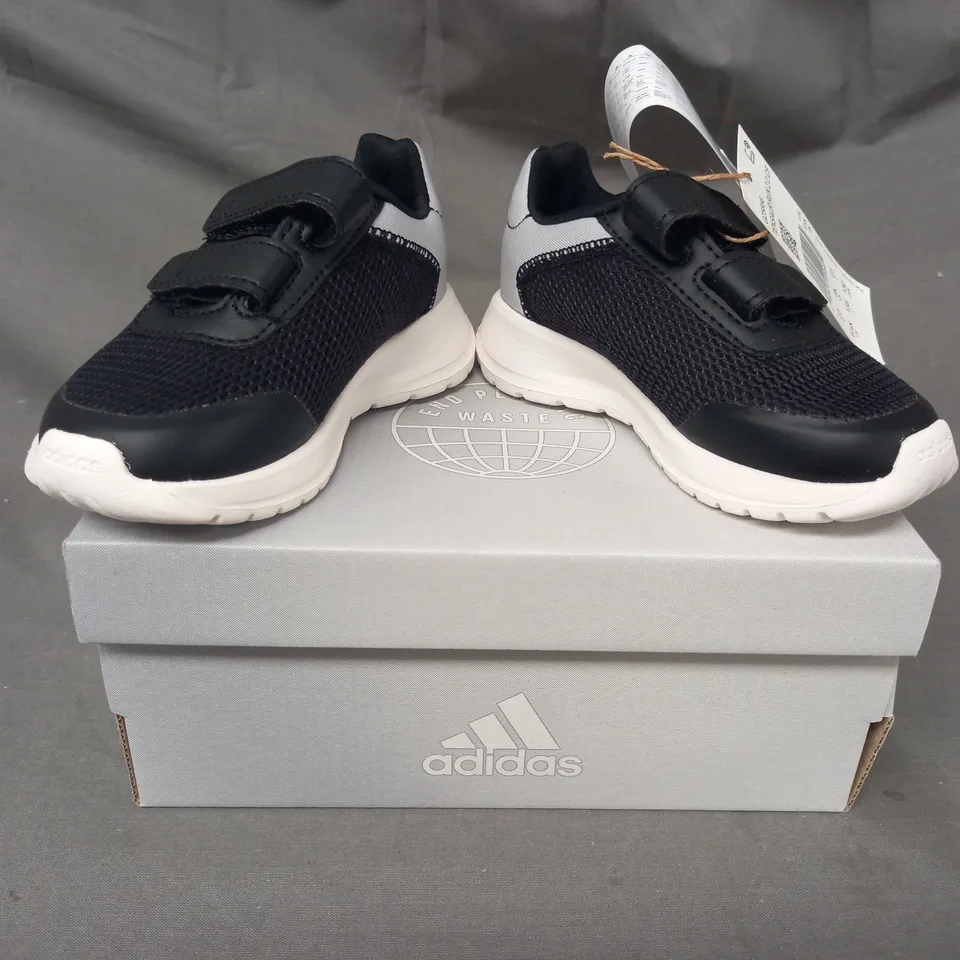 BOXED PAIR OF ADIDAS TENSAUR RUN 2.0 KIDS SHOES IN BLACK/WHITE UK SIZE 6