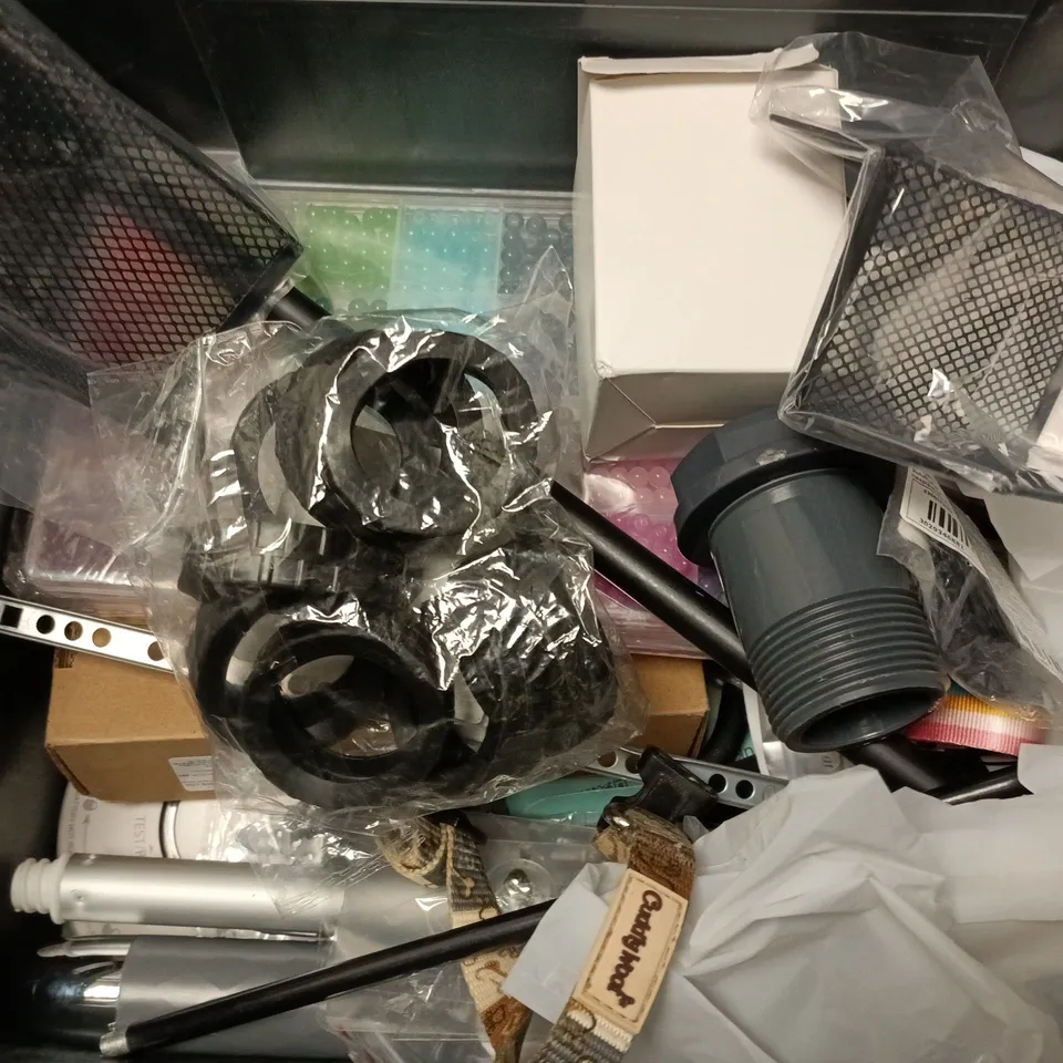 APPROXIMATELY 12 ASSORTED HOUSEHOLD ITEMS TO INCLUDE EXPRESS MORTAR, ROLLER, ETC