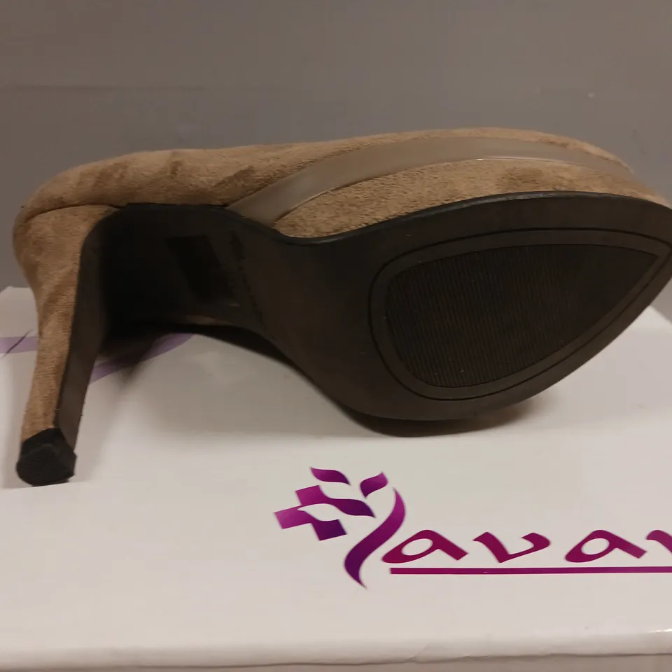 LOT OF 8 BOXED PAIRS OF LAVANDA HEELED SHOES IN KHAKI - VARIOUS SIZES