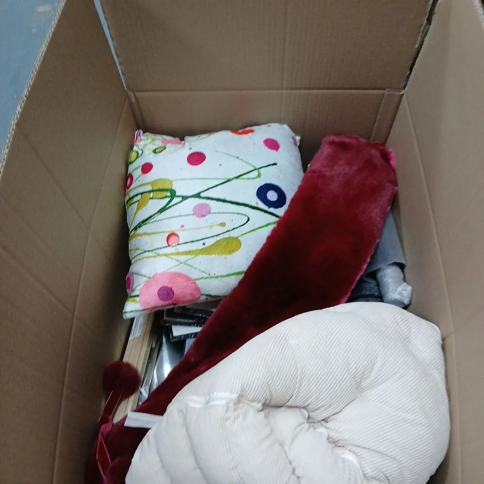 BOX OF APPROXIMATELY 12 ASSORTED HOUSEHOLD ITEMS INCLUDING WATERPROOF MATTRESS PROTECTOR , PICTURE FRAME KIT AND AIR FRYER LINERS 