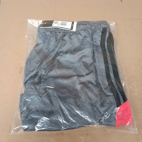 BAGGED ADIDAS ES SHORTS IN ONIX - UK 2XL