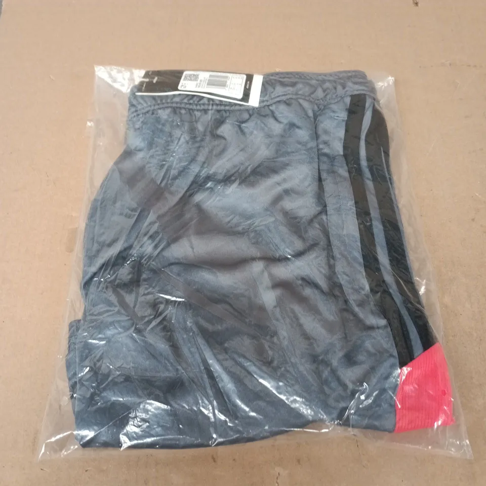 BAGGED ADIDAS ES SHORTS IN ONIX - UK 2XL