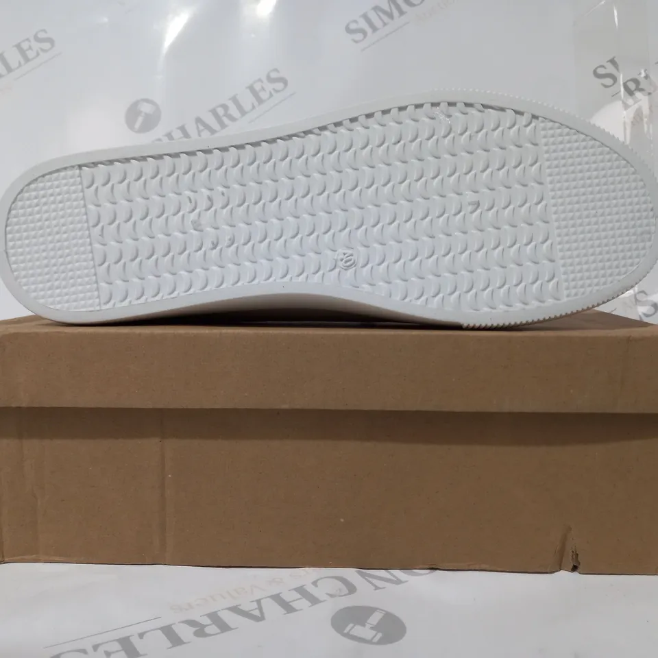 BOXED PAIR OF JIUYOU SHOES IN WHITE EU SIZE 40