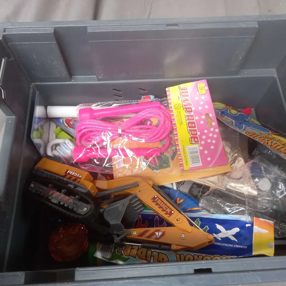 BOX OF ASSORTED TOYS AND GAMES TO INCLUDE TOP TRUMPS, CARD GAMES AND SKIPPING ROPES