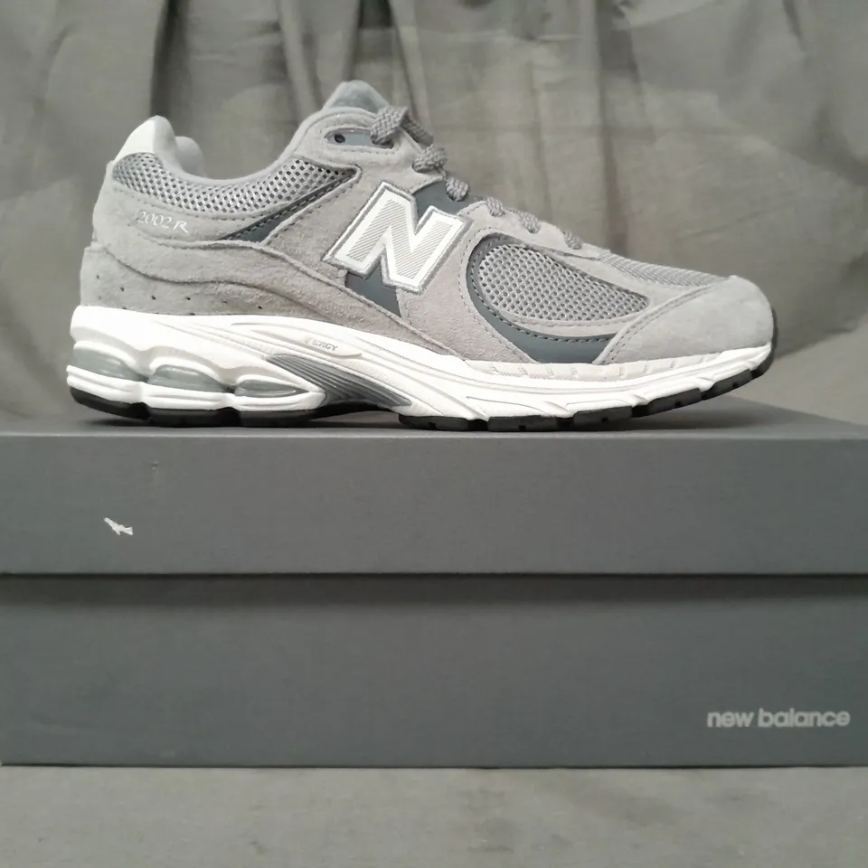 BOXED PAIR OF NEW BALANCE 2002R RUNNING TRAINERS IN GREY/WHITE UK SIZE 5