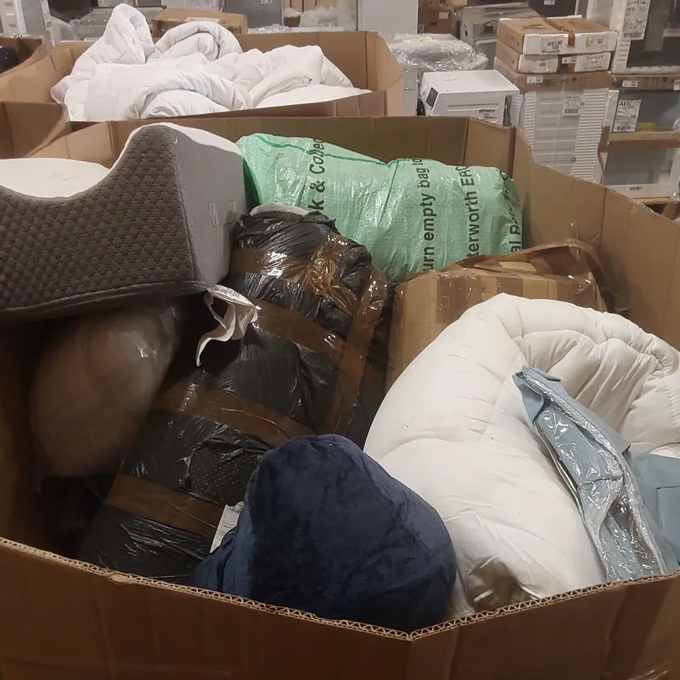 PALLET CONTAINING A LARGE QUANTITY OF ASSORTED CUSHIONS, PILLOWS AND RELATED ITEMS