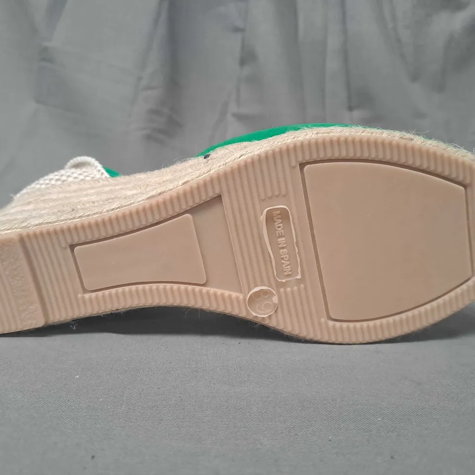 BOXED PAIR OF BODEN CLOSED TOE WEDGE SHOES IN GREEN EU SIZE 39