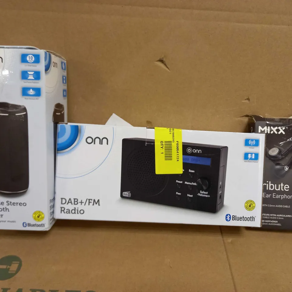 BOX OF APPROXIMATELY 20 ASSORTED ELECTRICAL ITEMS TO INCLUDE ONN PORTABLE STEREO BLUETOOTH SPEAKER, ONN DAB+/FM RADIO, MIXX TRIBUTE IN EAR EARPHONES, ETC