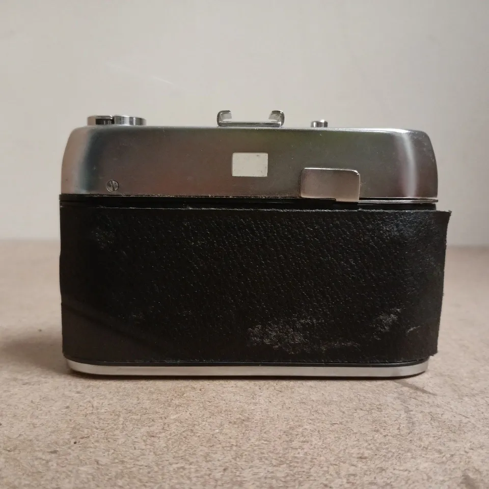 VINTAGE 35MM FILM CAMERA WITH FIXED 45MM F/2.8 LENS