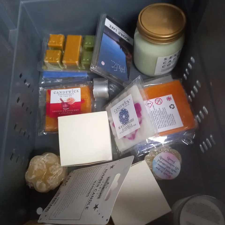 APPROXIMATELY 20 ASSORTED FRAGRANCE ITEMS TO INCLUDE YANKEE CANDLE, DARCEYS SOY WAX CANDLE, CAMPSIE WAX MELTS ETC