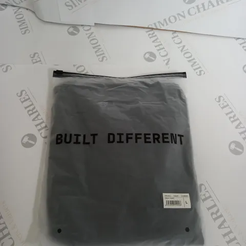 BAGGED BUILT DIFFERENT CREW NECK T-SHIRT SIZE L