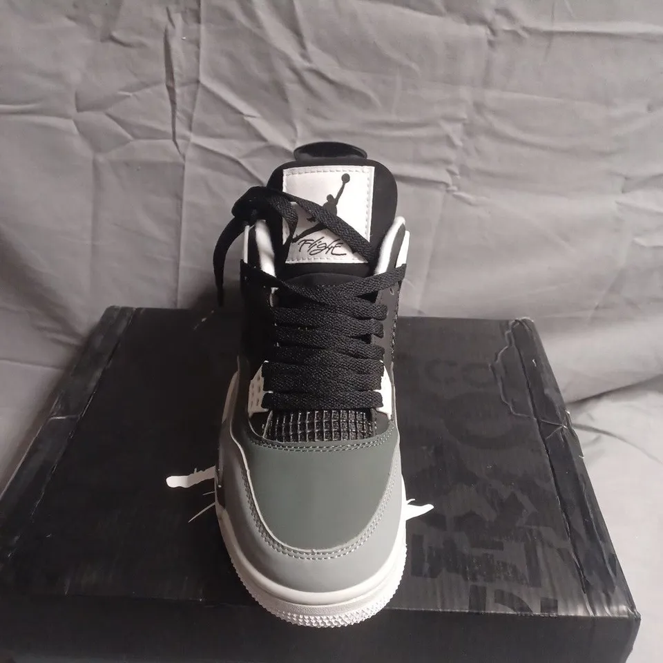 BOXED PAIR OF AIR JORDAN 4 RETRO SNEAKERS - UK SIZE 7