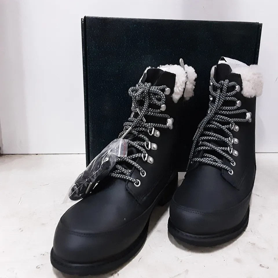 BOXED 3 PAIRS EMU AUSTRALIA UNISEX BOOTS , BLACK , SIZE 4