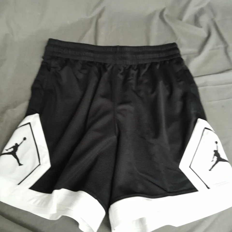 NIKE JORDAN STANDARD FIT 6" LENGTH SHORTS IN BLACK - MEDIUM