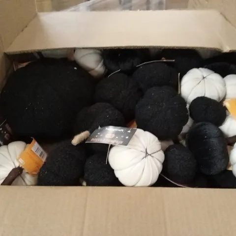 PALLET CONTAINING A LARGE ASSORTMENT OF BRAND NEW HALLOWEEN GOODS AND PRODUCTS TO INCLUDE; PLUSH PUMPKINS ETC