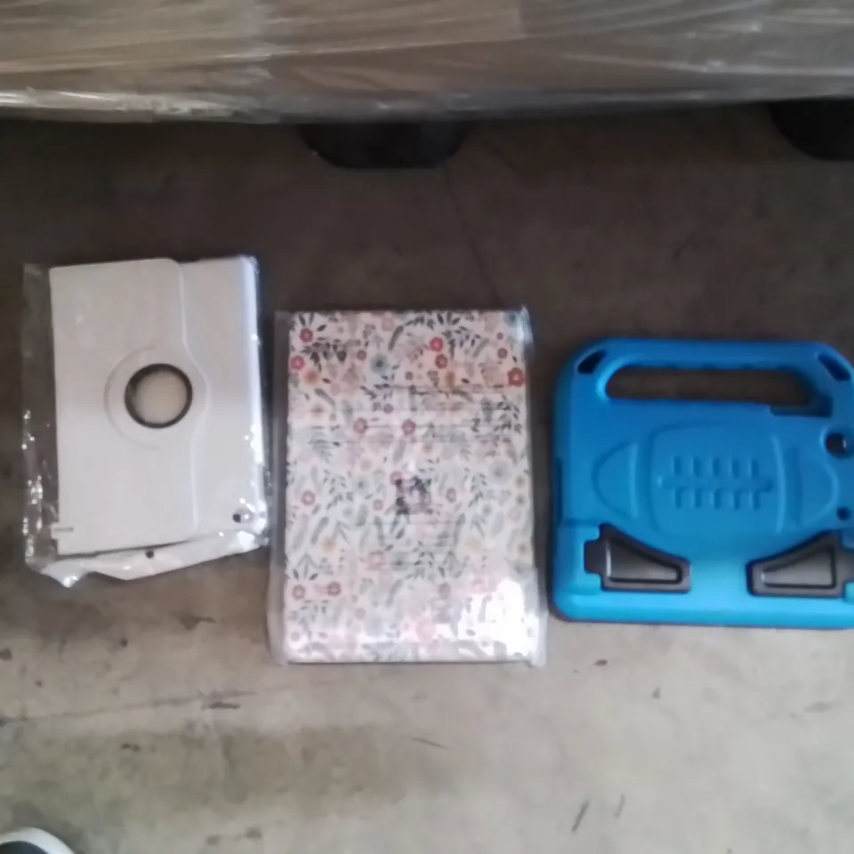 PALLET CONTAINING A LARGE QUANTITY OF TABLET CASES AND SCREEN PROTECTORS 