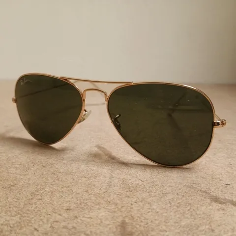 RAY-BAN AVIATOR SUNGLASSES – GOLD TONE FRAME WITH GREEN LENSES